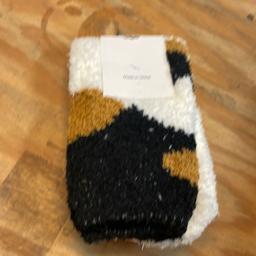 NWT woman’s one pair of fuzzy socks - Picture 3 of 4